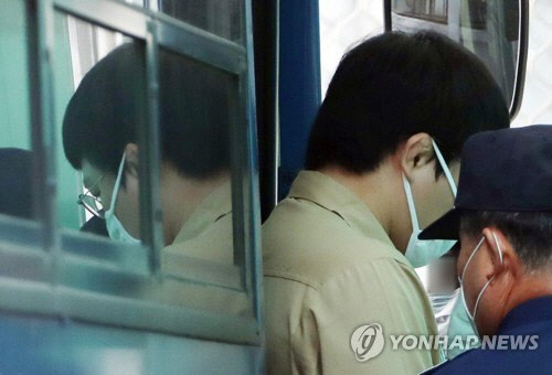지난 2020년 6월 26일 미성년 제자를 성폭행한 한 혐의(아동·청소년의 성보호에 관한 법률 위반 등)로 구속기소 된 왕기춘 전 유도국가대표가 첫 공판에 출석하기 위해 대구지방법원에 도착해 법정으로 향하고 있다. [연합뉴스]